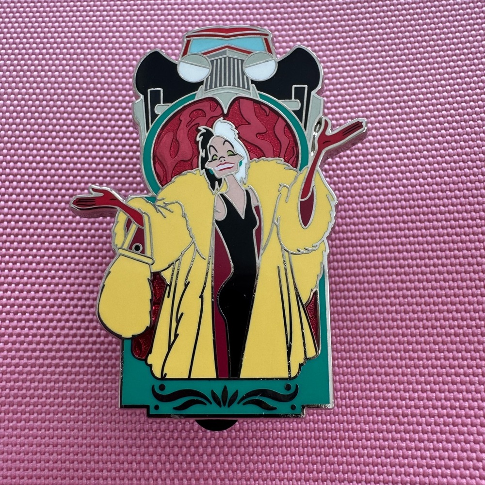 Disney  101 Dalmatians Villains Cruella de Vil Pin